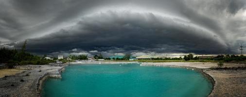 as grandes nuvens negras de tempestade ou nuvem de arcus, foto