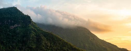 nascer do sol em khao kho, província de phetchabun, tailândia foto