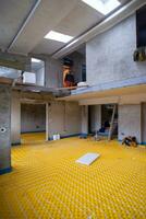 instalação de piso radiante amarelo com tubos brancos foto