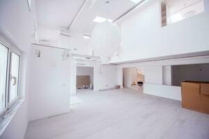 interior do apartamento de dois níveis de espaço aberto moderno e elegante vazio foto