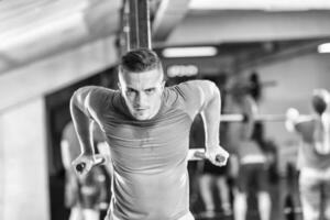 homem fazendo exercícios de barras paralelas foto