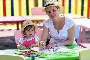 mãe e filha desenhando fotos coloridas