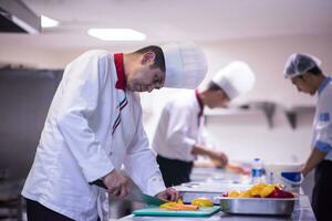 chef cortando legumes frescos e deliciosos foto