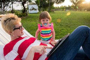 mãe e filha relaxando em uma rede foto