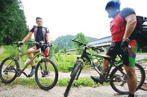 amizade e viagem de mountain bike foto