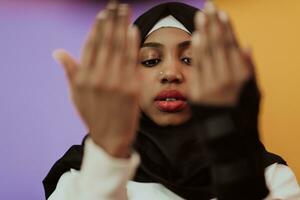 africano muçulmano mulher vestindo hijab e tradicional muçulmano roupas posando dentro frente do amarelo fundo foto