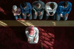 grupo de muçulmanos rezando namaz na mesquita. foto