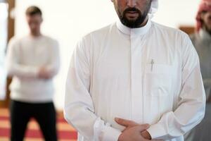 grupo de muçulmanos rezando namaz na mesquita. foto