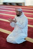 oração muçulmana dentro da mesquita em namaz adoração allah foto