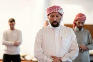 grupo de muçulmanos rezando namaz na mesquita. foto