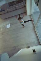 menina educação online aula de balé em casa vista superior foto