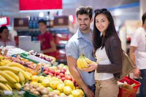 casal de compras em um supermercado foto