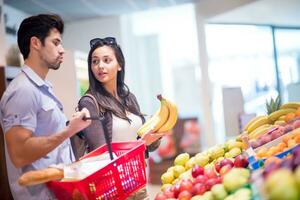 casal de compras em um supermercado foto