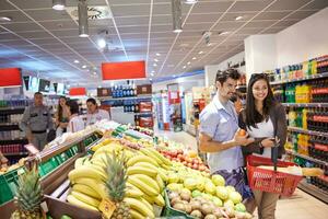 casal de compras em um supermercado foto