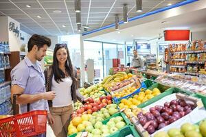 casal de compras em um supermercado foto