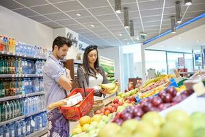 casal de compras em um supermercado foto