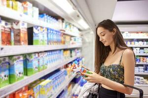 jovem mulher às compras foto