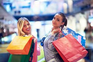 meninas felizes no shopping foto