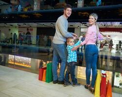 jovem família com sacolas de compras foto