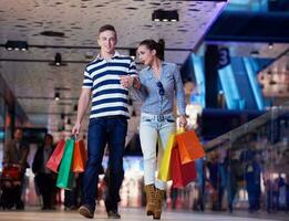 jovem casal com Remessa bolsas foto