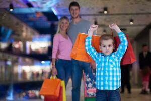 jovem família com sacolas de compras foto