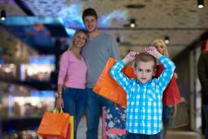 jovem família com sacolas de compras foto