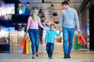 jovem família com sacolas de compras foto