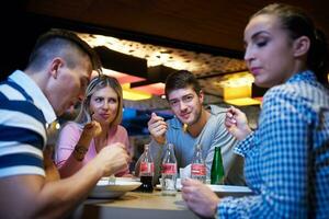 amigos ter arrancar pausa dentro compras Shopping foto