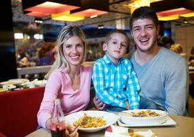 família almoçando no shopping foto