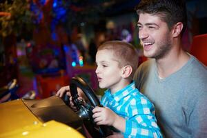 pai e filho jogando no playground foto