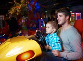 pai e filho jogando no playground foto