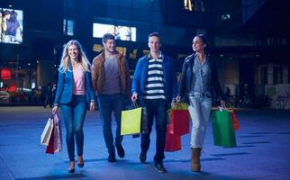 grupo de amigos desfrutando de compras foto