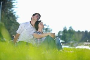 casal jovem feliz fazendo um piquenique ao ar livre foto