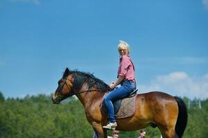 mulher feliz andando a cavalo foto