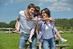 feliz jovem família se divertir ao ar livre foto