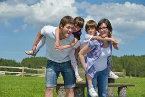 feliz jovem família se divertir ao ar livre foto