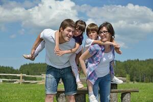 feliz jovem família se divertir ao ar livre foto