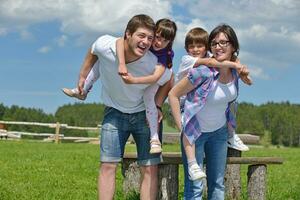 feliz jovem família se divertir ao ar livre foto