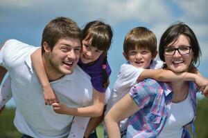 feliz jovem família se divertir ao ar livre foto