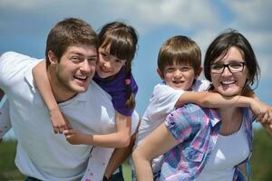 feliz jovem família se divertir ao ar livre foto