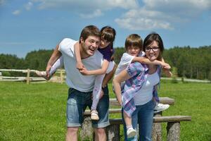 feliz jovem família se divertir ao ar livre foto