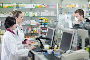 farmacêutico sugerindo medicamento médico ao comprador na farmácia foto