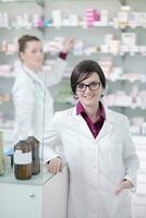 equipe de farmacêutico químico mulher na farmácia farmácia foto