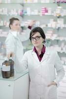 equipe de farmacêutico químico mulher na farmácia farmácia foto