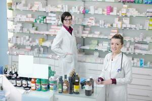 equipe de farmacêutico químico mulher na farmácia farmácia foto