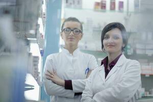 equipe de farmacêutico químico mulher na farmácia farmácia foto