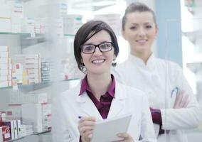 equipe de farmacêutico químico mulher na farmácia farmácia foto