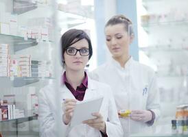 equipe de farmacêutico químico mulher na farmácia farmácia foto