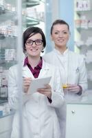 equipe de farmacêutico químico mulher na farmácia farmácia foto