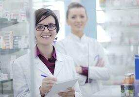 equipe de farmacêutico químico mulher na farmácia farmácia foto